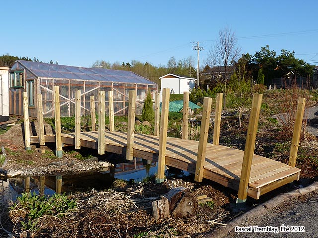 Construire une passerelle en bois - Pont pour tang en construction - Tablier et garde-corps pour pont de jardin